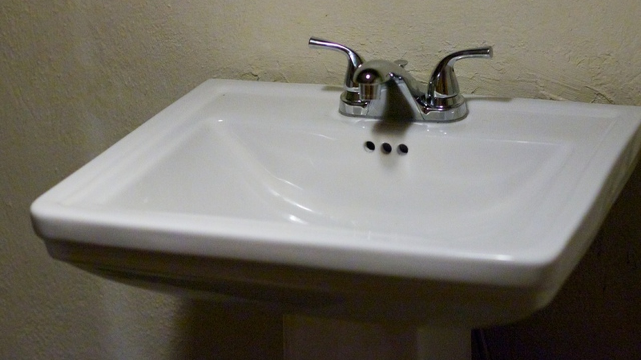 Как избавиться от засора в сливе без вантуза — мой проверенный способ Столкнувшись с засором в канализации, многие пы...