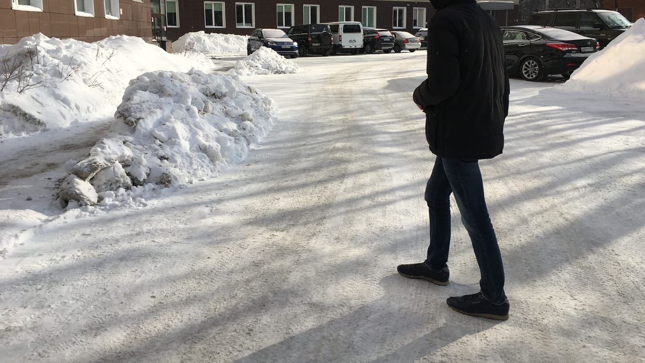 В период гололеда в сети активно обсуждают наро...