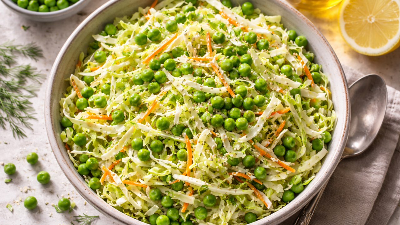 Мама готовила этот салат каждый день, а я только недавно узнал почему — теперь готовлю тоже Как приготовить салат из капусты и горошка за 1...