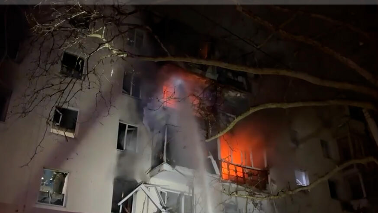 После взрыва в жилом доме в Севастополе пострад...