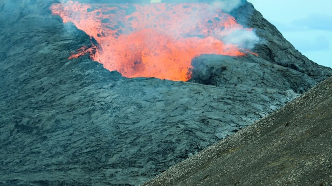 Геологи продолжают изучать причины аномальной а...