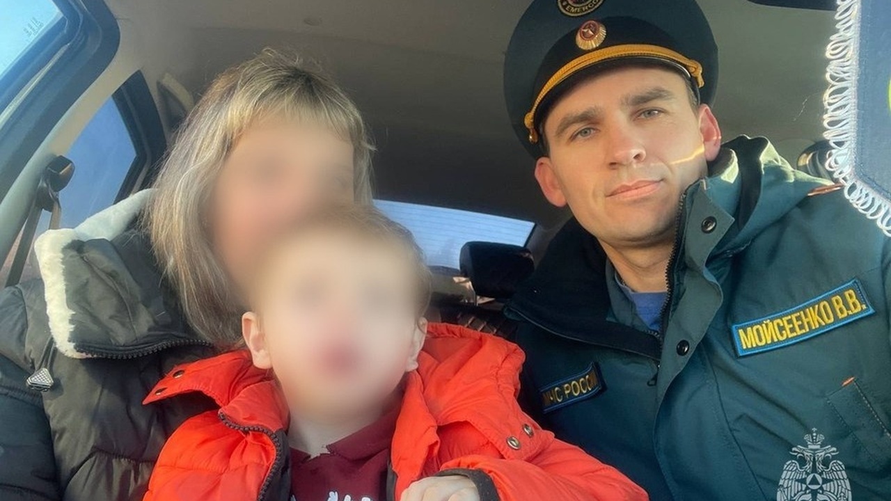 Спасатель МЧС помог пострадавшим в ДТП на трассе в Крыму На трассе "Таврида" в Крыму начальник пожарно-с...