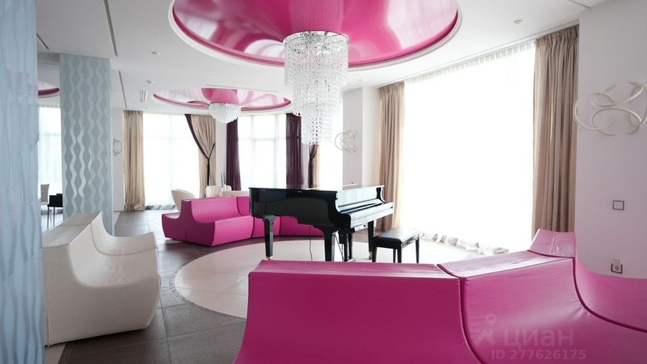 В Гурзуфе выставлено на продажу четырехэтажное ...