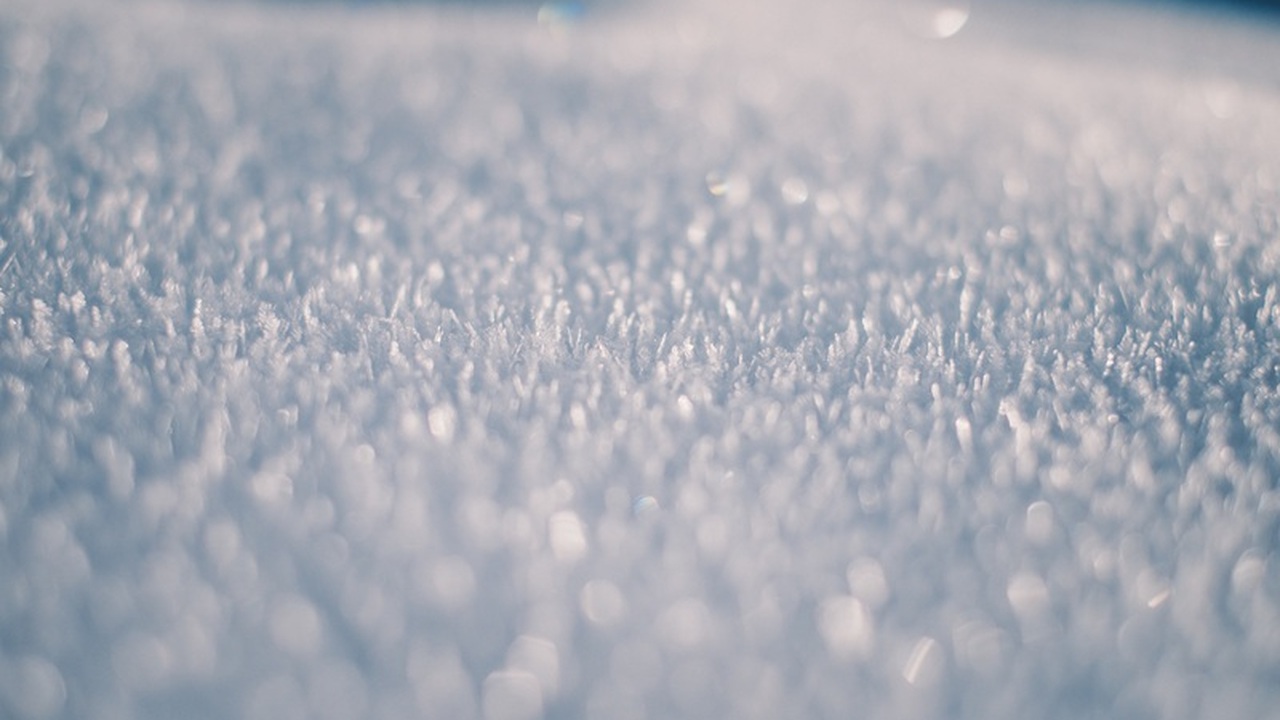 Ожидание общественного транспорта в холодное вр...