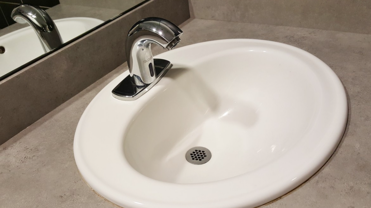 Вода в раковине уходит всё медленнее? Не спешит...