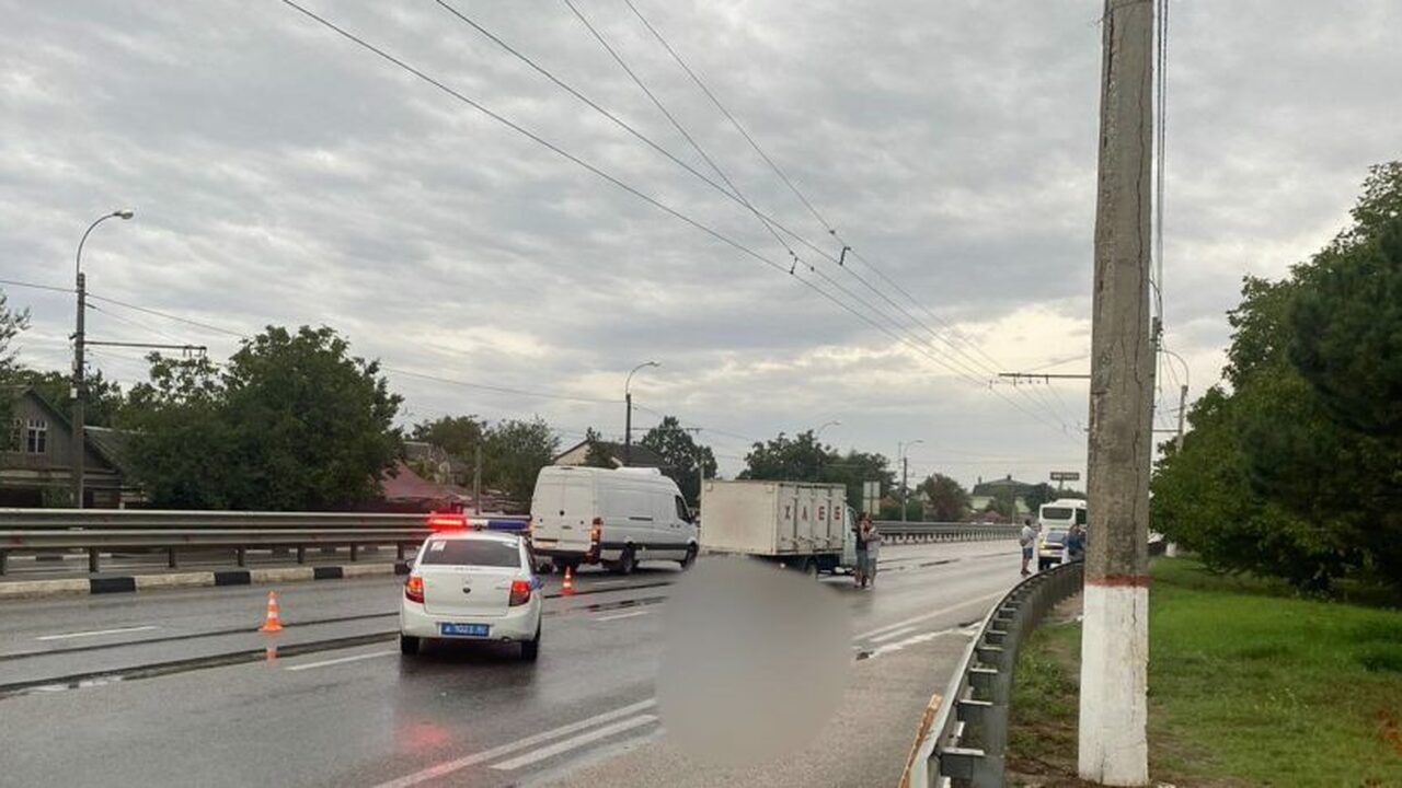 Под Симферополем грузовой фургон насмерть сбил ...