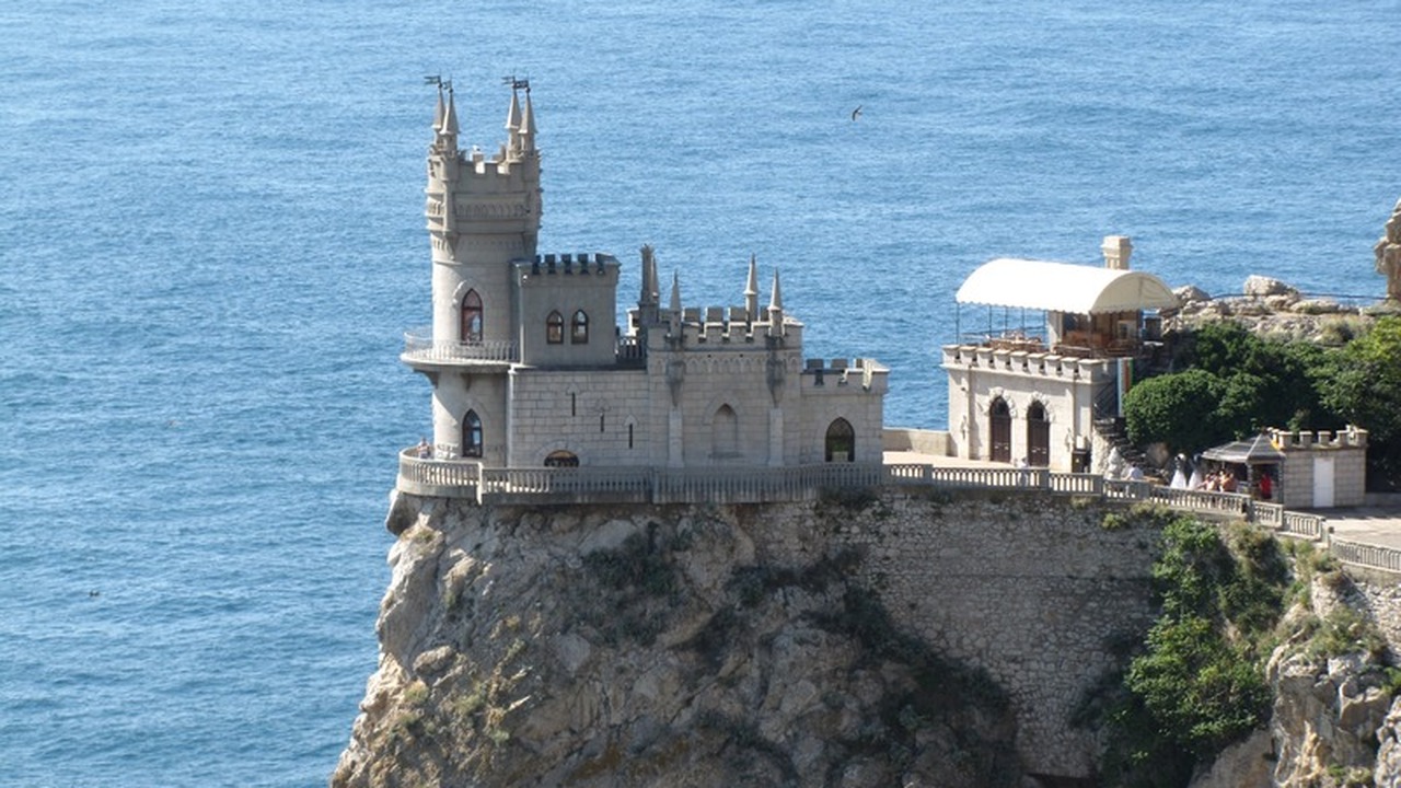 В Евпатории мозаичное панно на территории панси...