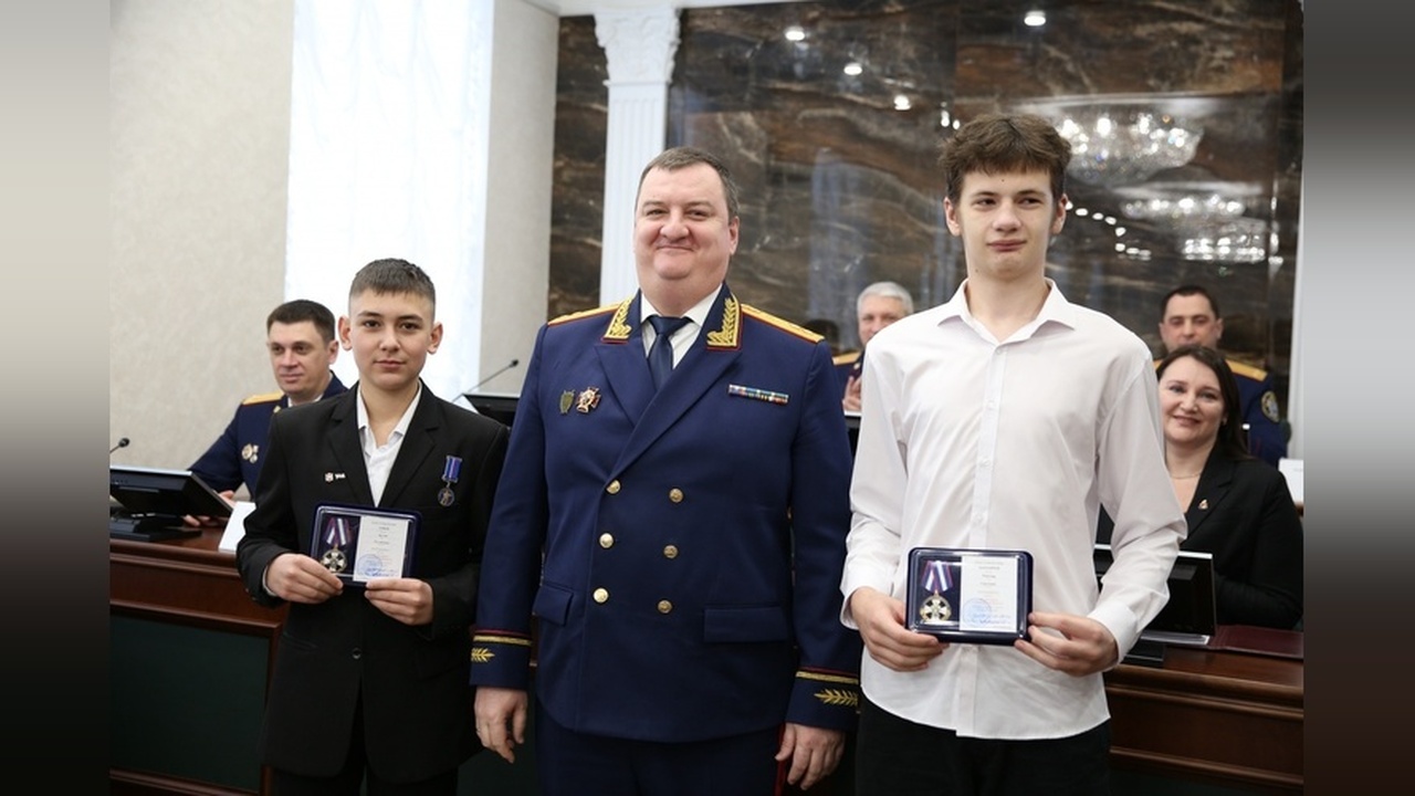 В Симферополе школьники получили награды за помощь пожилой женщине В Симферополе двое школьников были отмечены вед...