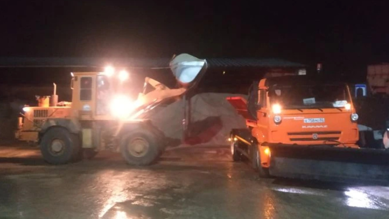 За ночь в Керчи обработали более 200 км дорог противогололедной смесью Минувшей ночью дорожные службы Керчи активно бо...