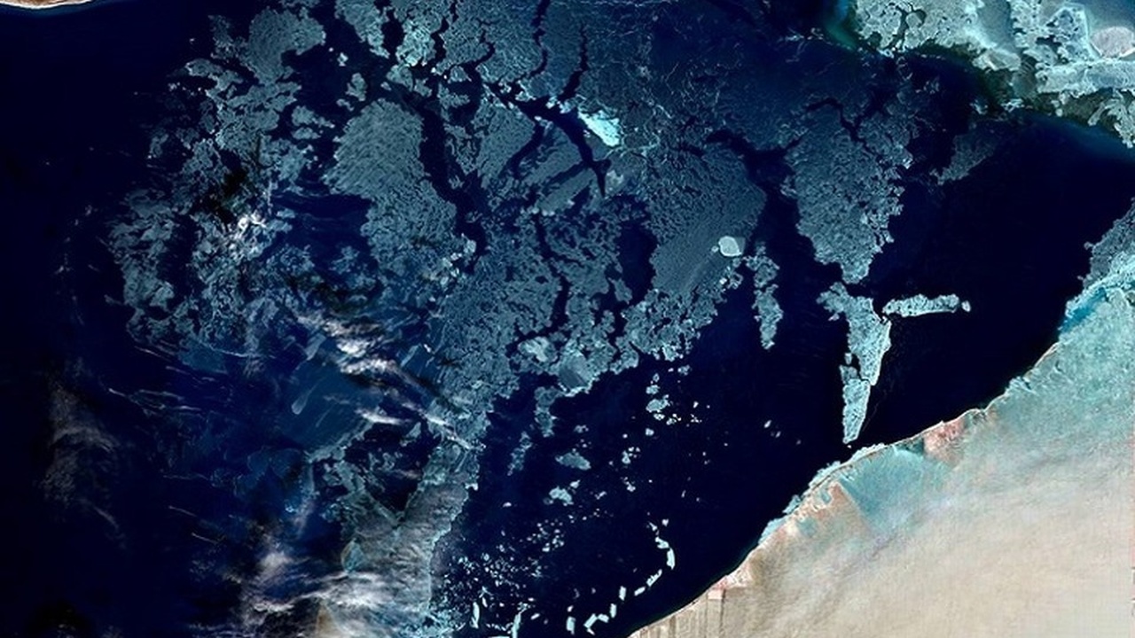 У берегов Крыма продолжают дрейфовать фрагменты...