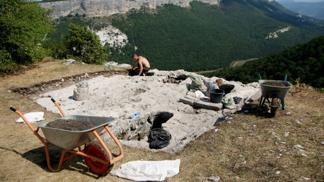 Археологи Крыма обнаружили уникальный могильник I века до н.э. – II века н.э. В Бахчисарайском районе Крыма, вблизи поселка Н...