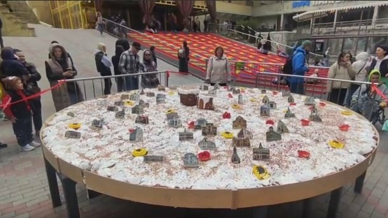 В Крыму приготовили 600-килограммовый пасхальный кулич В Бахчисарайском парке миниатюр к Пасхе испекли...