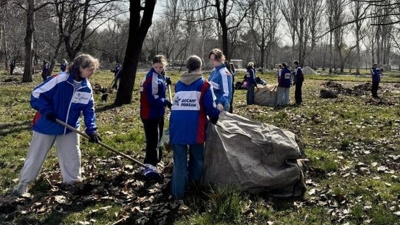 В Симферополе состоялась акция по благоустройст...