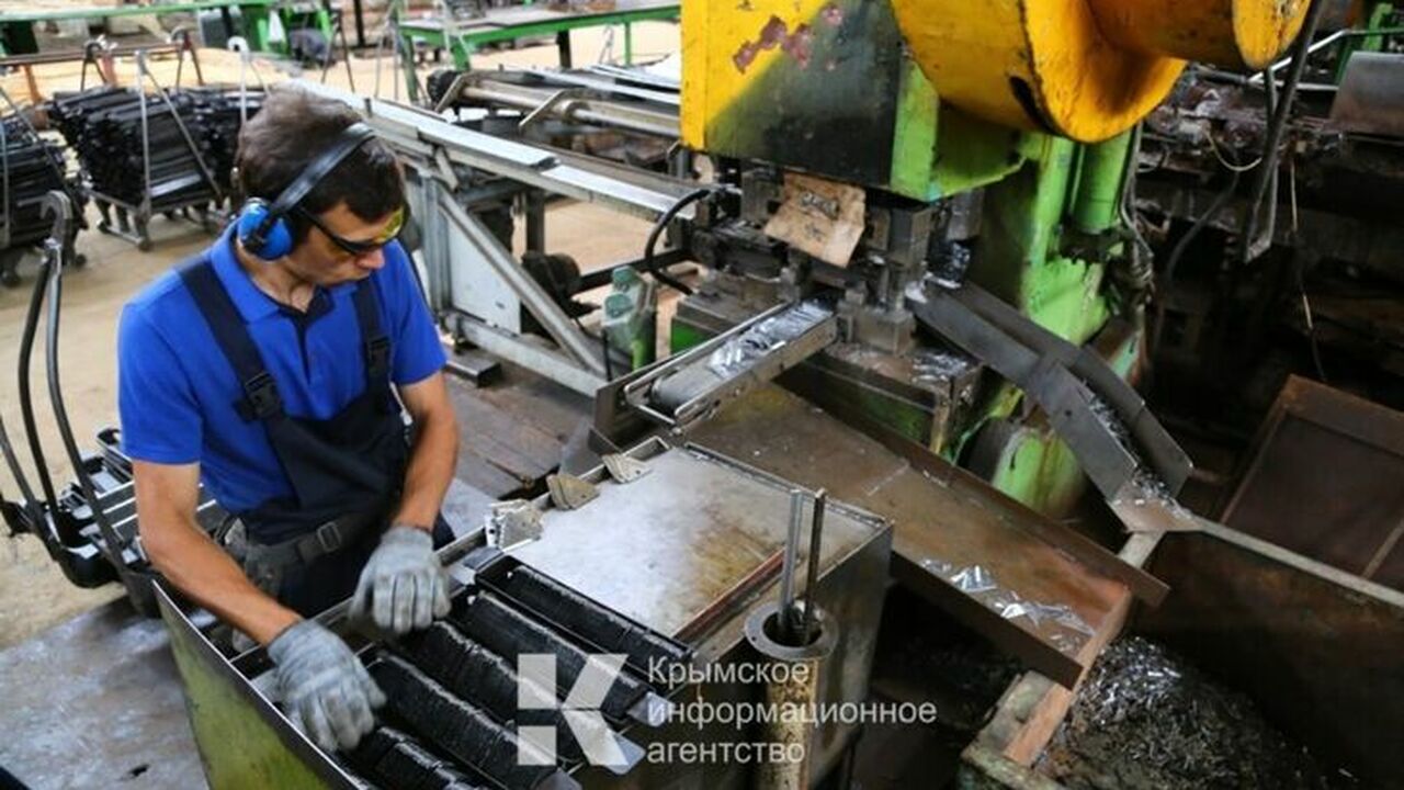 Керченский завод строит два крупных судна На Судостроительном заводе имени Б.Е. Бутомы в ...