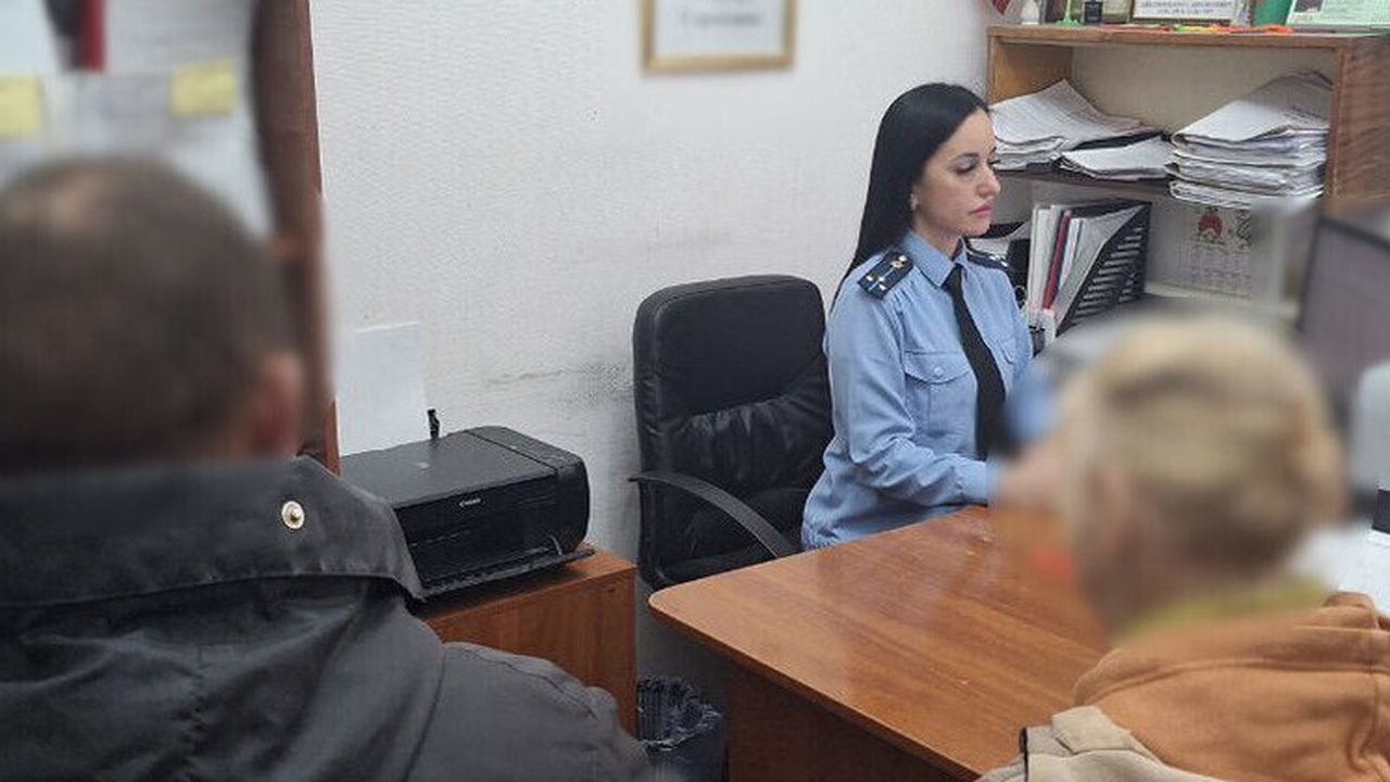 В поселке Ленино Республики Крым судебные прист...