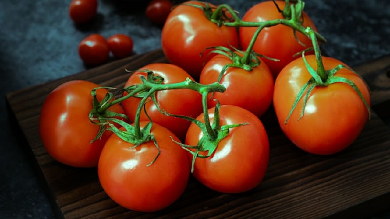 Пикировка рассады томатов остаётся одной из сам...