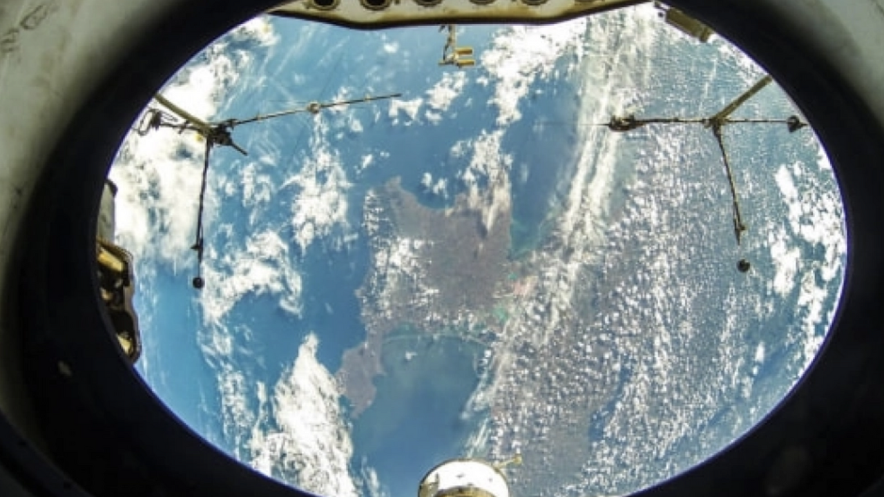 Космонавт Олег Артемьев представил серию фотогр...