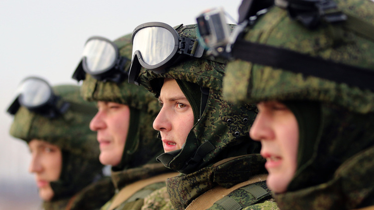 Группа сотрудников администрации Ялты, включая ...