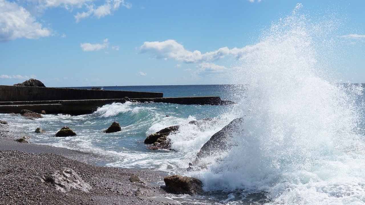Экстренное предупреждение объявлено в Крыму из-за сильного ветра Главное управление МЧС России по Республике Кры...