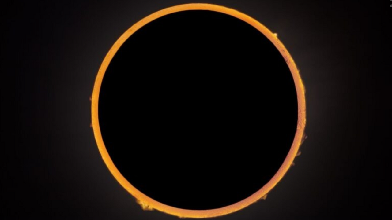 Космический аппарат сфотографировал кольцеобразное солнечное затмение Уфимский городской планетарий опубликовал снимо...