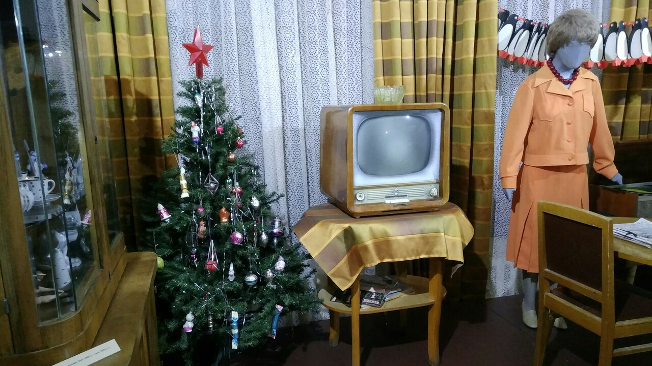 Дизайнеры снова используют мебель и декор из со...