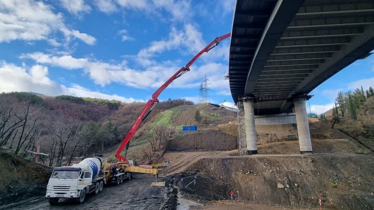 На строящейся автодороге в обход Алушты активно...