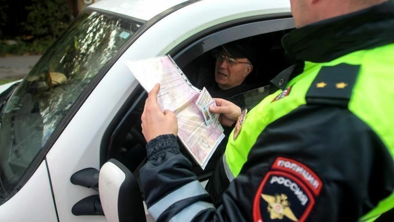 Инспектор ГАИ просит документы? Никогда не делайте это первым движением Многие водители, будучи остановленными сотрудни...