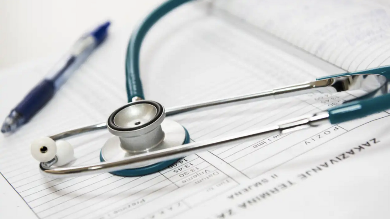 Не всё бесплатно: за какие медицинские услуги россиянам придётся платить Полис обязательного медицинского страхования (О...