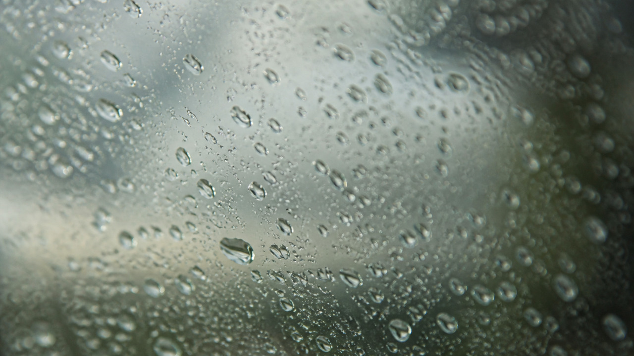 На Крым обрушился град В Судаке крупный град и тропический ливень подт...