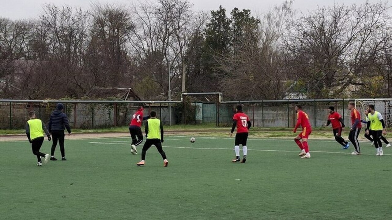 В Советском районе Крыма начался зимний футболь...