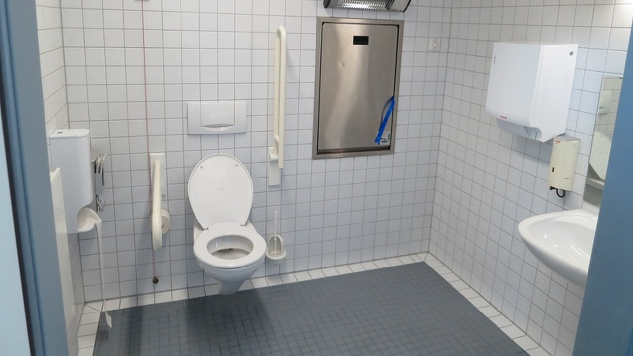 Проблема засорившейся раковины или ванны знаком...