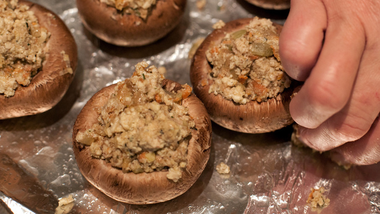 Многие годы кулинары спорят о том, какой сторон...