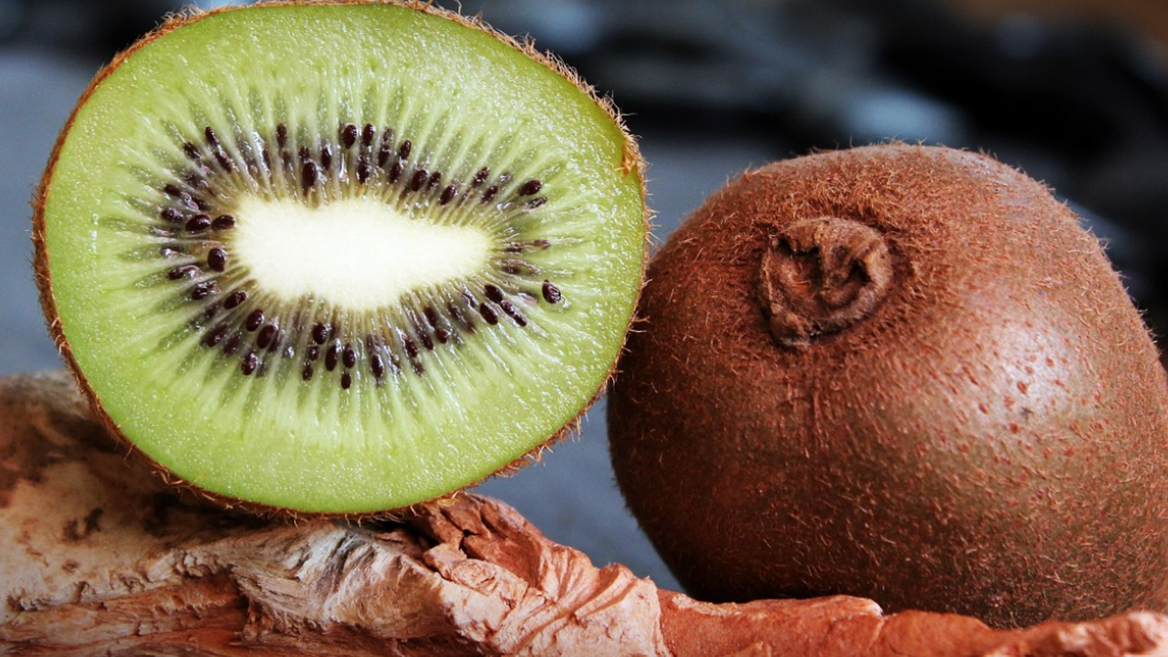 DM: диетолог заявили, что киви недооценено и его надо есть с кожурой Употребление киви целиком повышает поступление ...