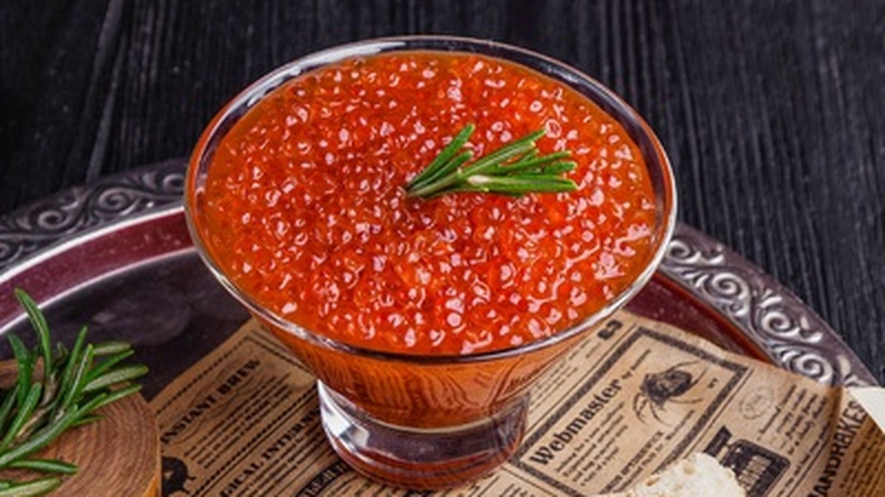 Красная икра стала доступнее в Крыму перед Новым годом Жители полуострова отмечают снижение цен на оди...