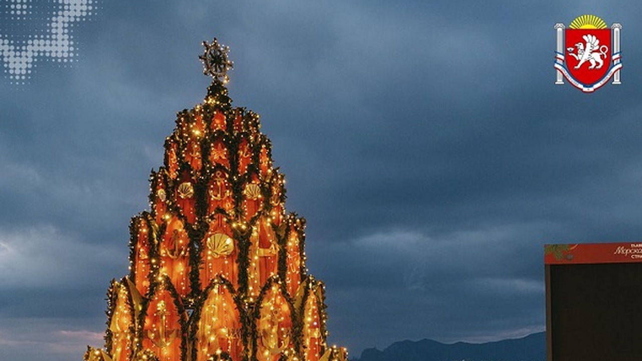 Новогодняя инсталляция, расположенная на террит...