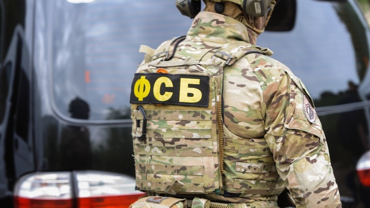 Сотрудники ФСБ задержали в Крыму двух мужчин, к...