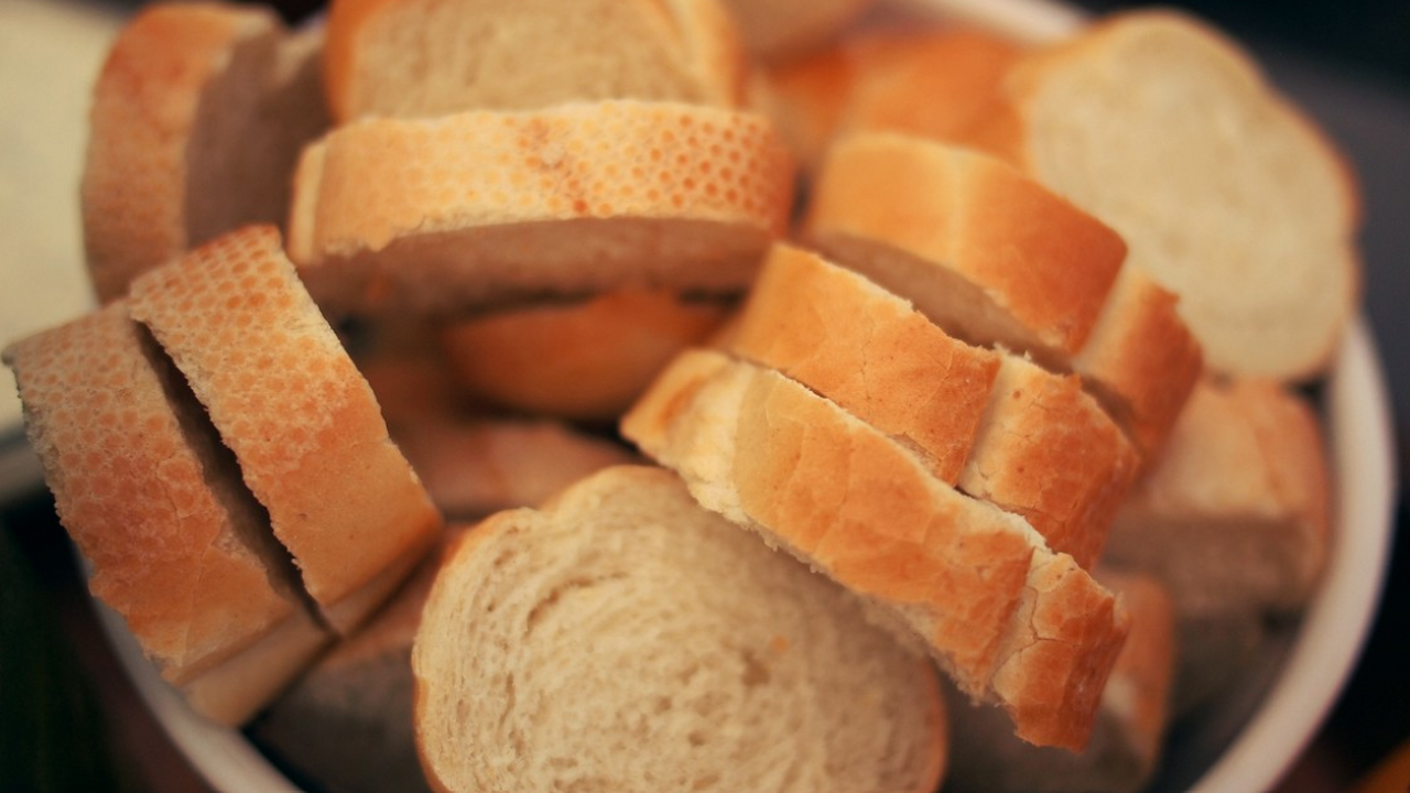 Чтобы хлеб дольше оставался свежим и не черстве...