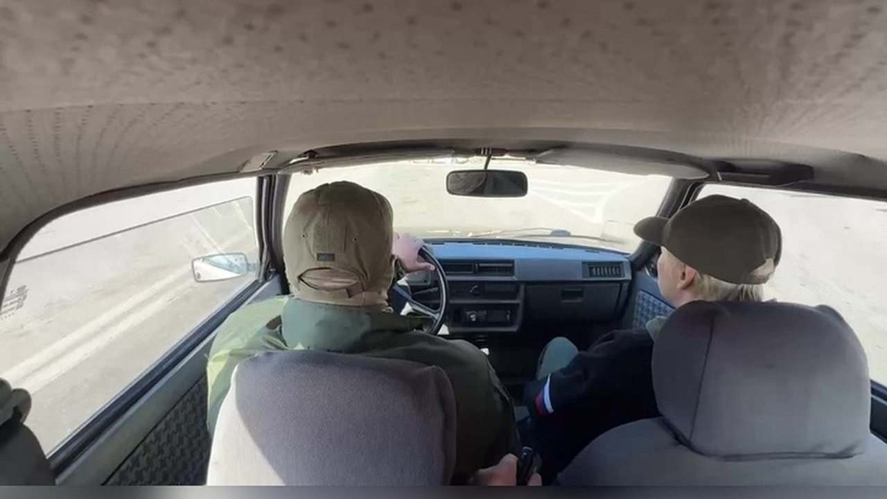 Житель Крыма передал свой личный автомобиль вое...