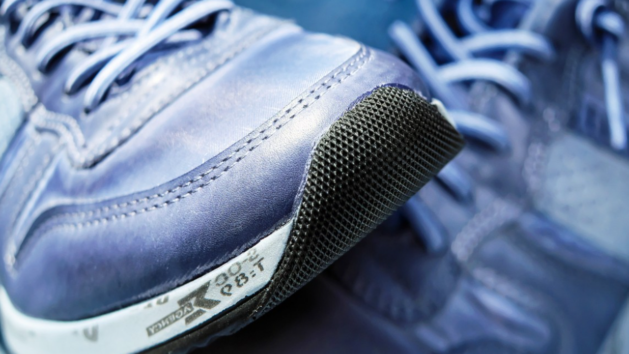 Современная спортивная обувь всё чаще выходит з...