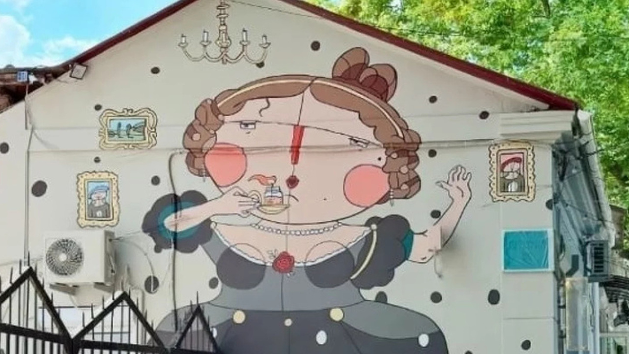 Симферопольский мурал "Графиня" стал жертвой вандалов Известное в Симферополе произведение монументал...