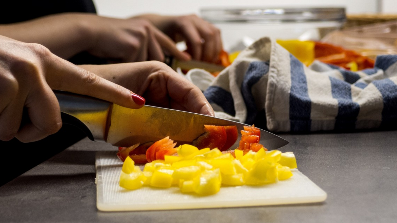 Простой луковый салат за 10 минут покорил вкусо...