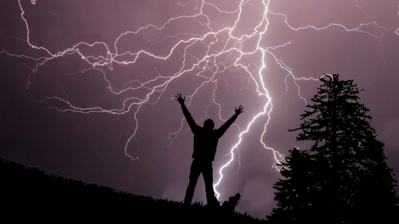 Рассказ людей, переживших удар молнии, разрушае...