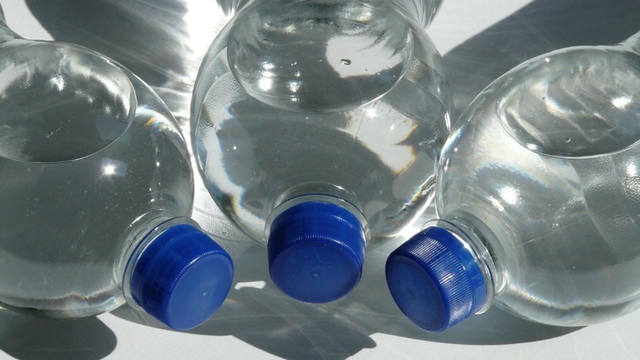 Употребление бутилированной воды может привести...