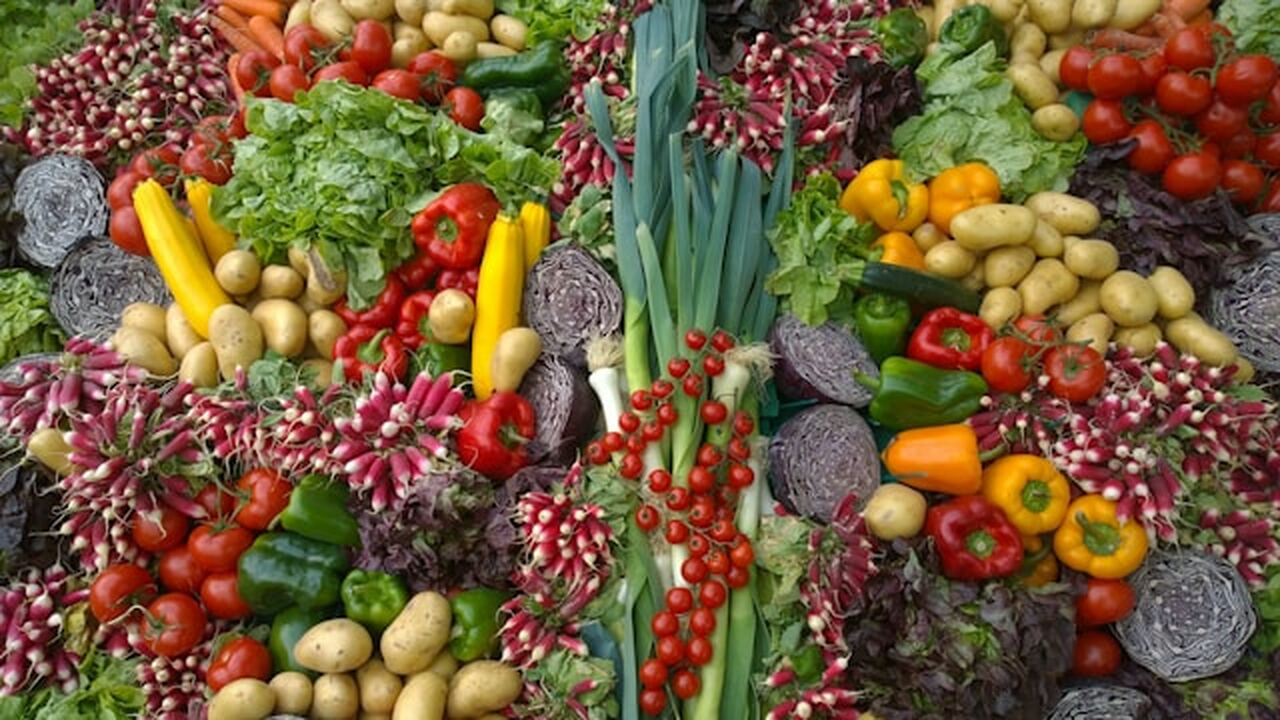 Врач и телеведущий Александр Мясников прокоммен...