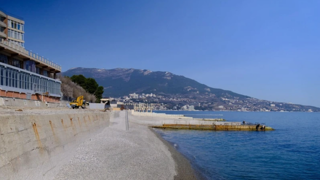 В Ливадии продолжается реконструкция пляжа «Дел...