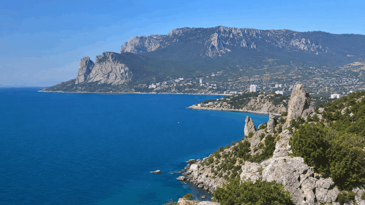 Курортный сезон стартовал в Крыму и Краснодарск...