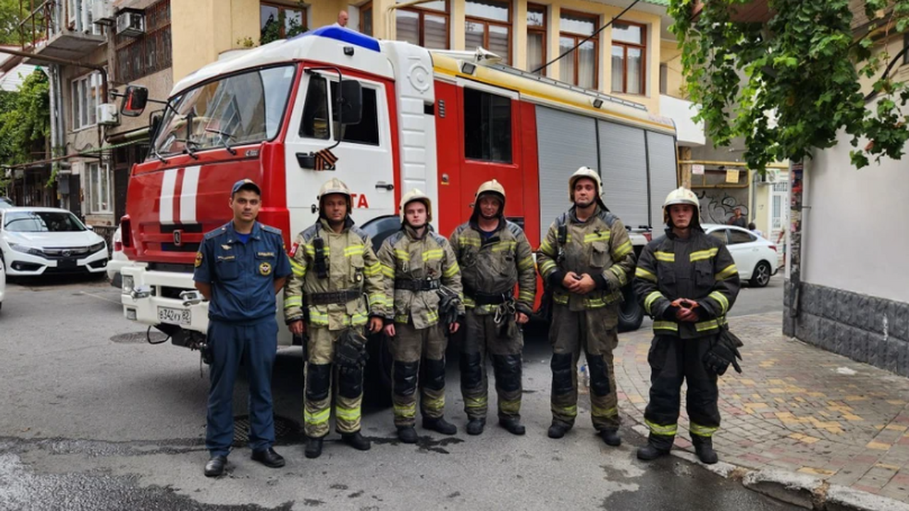 В Ялте спасатели помогли мужчине выбраться из г...