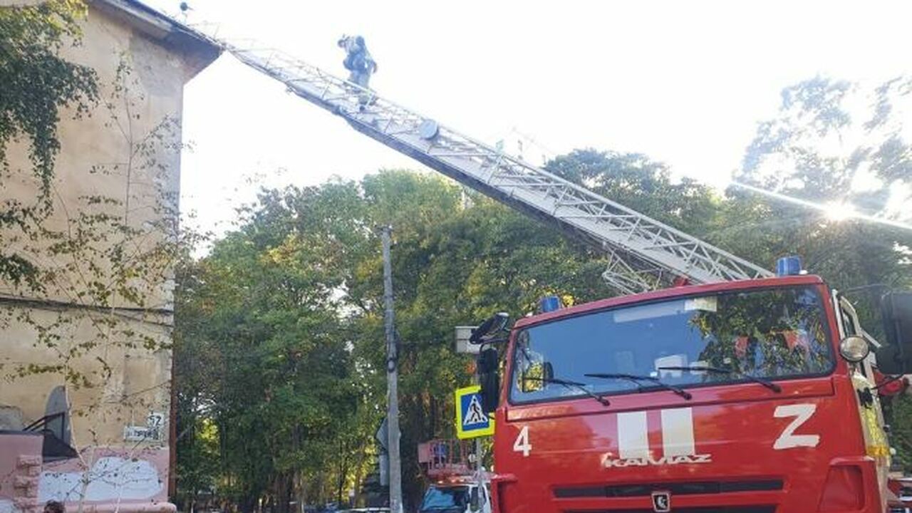 В Симферополе спасли 10 человек на пожаре в мно...