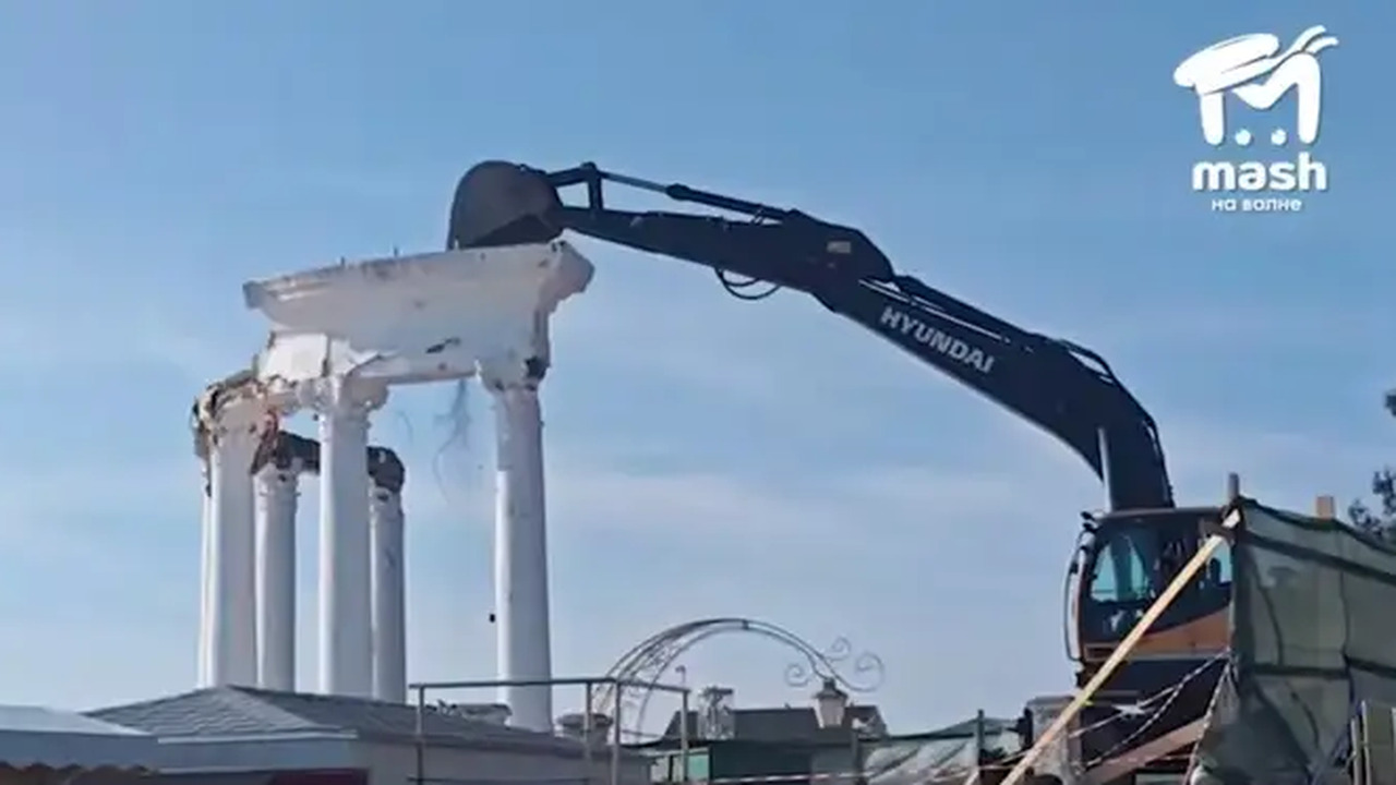 В Алуште снесли историческую ротонду на набережной В Алуште демонтировали полуротонду 1951 года по...