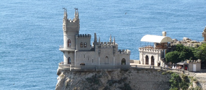 В Евпатории мозаичное панно на территории панси...